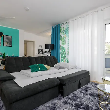 2 Wohnung, Kueche, Bad, Balkon, Netflix
