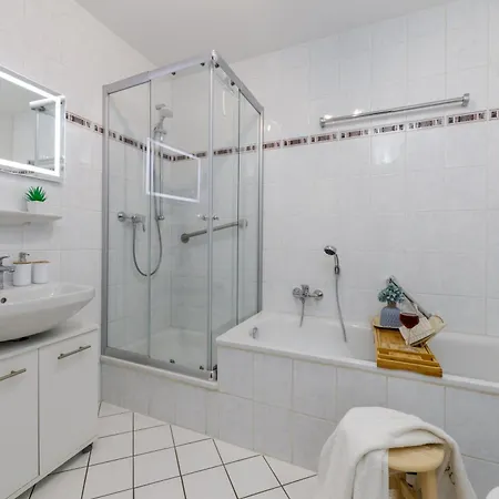 2 Wohnung, Kueche, Bad, Balkon, Netflix